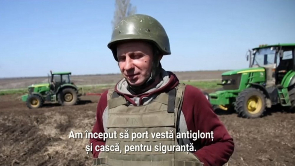 Fermierii ucraineni ies la câmp cu veste antiglonț și folosesc pivnițele ca adăposturi antiaeriene: „Nu plec de aici, e pământul meu”